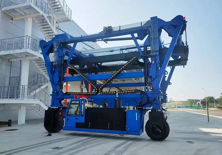 Container Straddle Carrier03