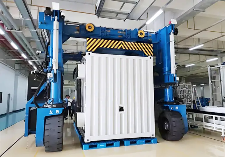 Container Straddle Carrier04